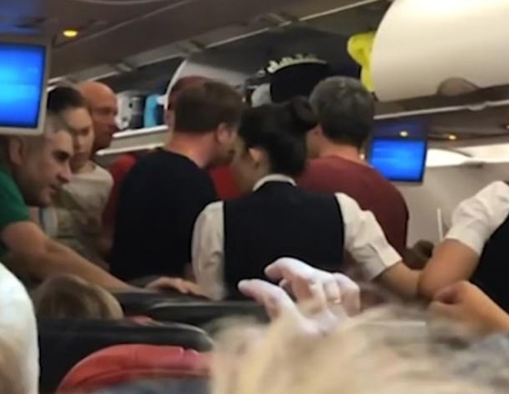 بالفيديو: شجار عنيف بين سياح روس على متن طائرة تركية صورة رقم 5