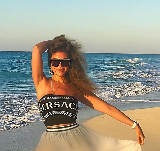  بين البحر والأماكن المقدسة.. أين يقضي النجوم العرب إجازة الصيف؟	 صورة رقم 9