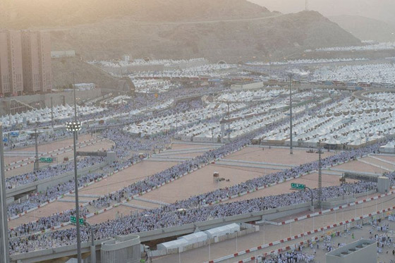 الحجاج يرمون الجمرات في مشعر منى في أول أيام عيد الأضحى المبارك صورة رقم 3