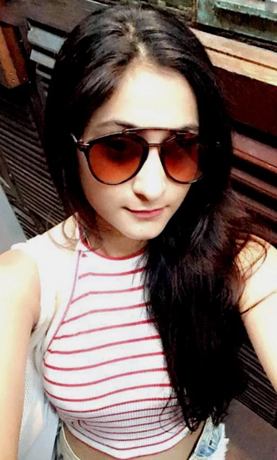 فنانة هندية تلقي بنفسها من شرفة شقتها! صورة رقم 7