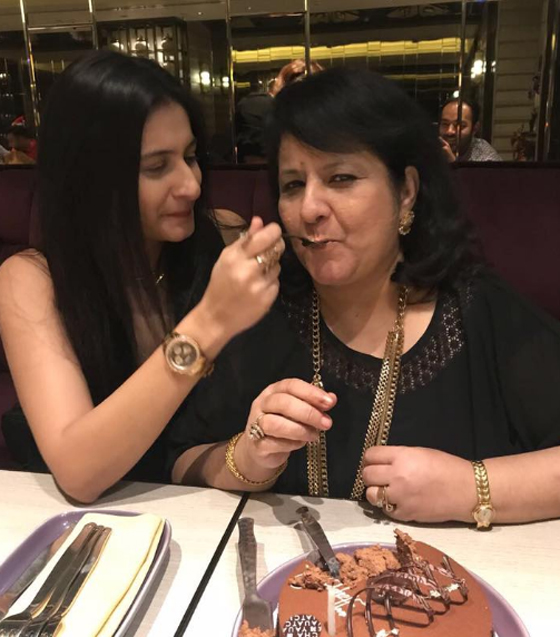 فنانة هندية تلقي بنفسها من شرفة شقتها! صورة رقم 8