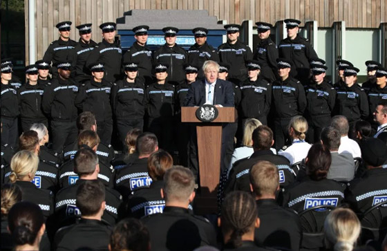 جونسون يتعرض لانتقادات حادة بعد تجاهله إصابة شرطية بالإعياء والإغماء! صورة رقم 17
