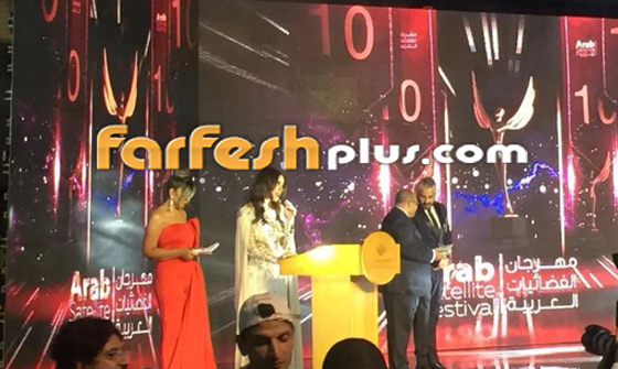 بالفيديو: تعثر نادين نجيم أثناء تكريمها كأفضل ممثلة عربية في مهرجان الفضائيات صورة رقم 11