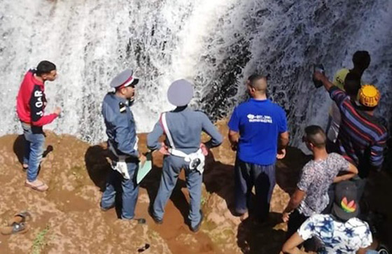 فيديو صادم.. انزلقت رجله فسقط من أعلى شلالات بالمغرب صورة رقم 2