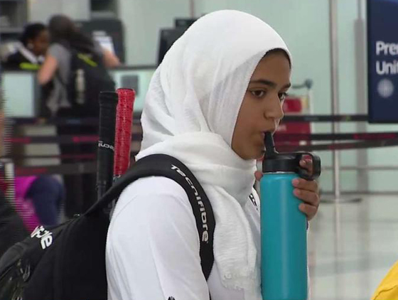 مراهقة أجبرت على خلع حجابها قبل السماح لها بصعود الطائرة صورة رقم 7