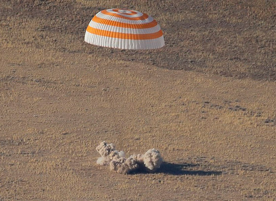 اللحظات الأولى لوصول رائد الفضاء الإماراتي هزاع المنصوري إلى الأرض صورة رقم 2