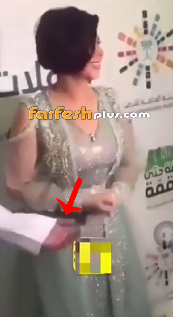 فيديو: رجل يمسك بيد شمس الكويتية ويُربكها.. إليكم ما حدث..! صورة رقم 2