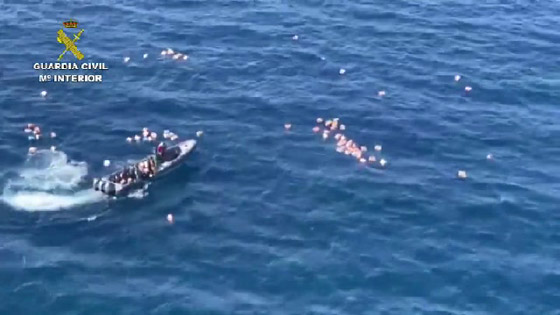 فيديو للمطاردة المثيرة.. مهربو مخدرات أنقذوا شرطيين من الغرق صورة رقم 3