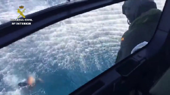 فيديو للمطاردة المثيرة.. مهربو مخدرات أنقذوا شرطيين من الغرق صورة رقم 4