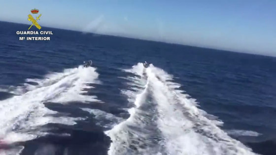 فيديو للمطاردة المثيرة.. مهربو مخدرات أنقذوا شرطيين من الغرق صورة رقم 1