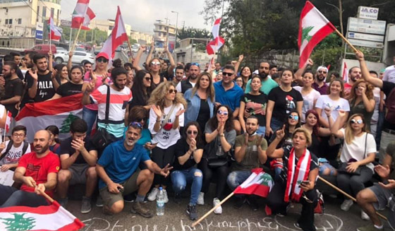 نجوم لبنان يشاركون في المظاهرات الشعبية.. فيديو صورة رقم 9