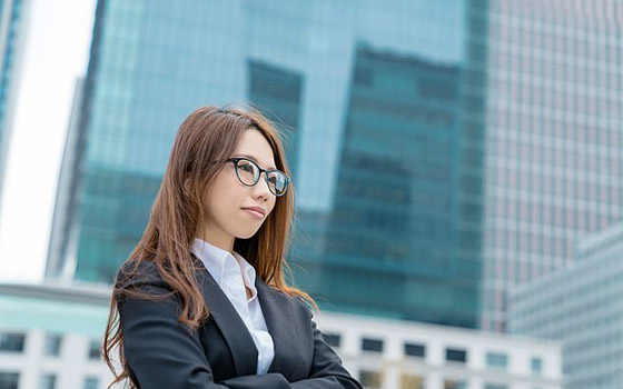 لماذا تحظر شركات يابانية على العاملات بها ارتداء النظارات الطبية؟ صورة رقم 6