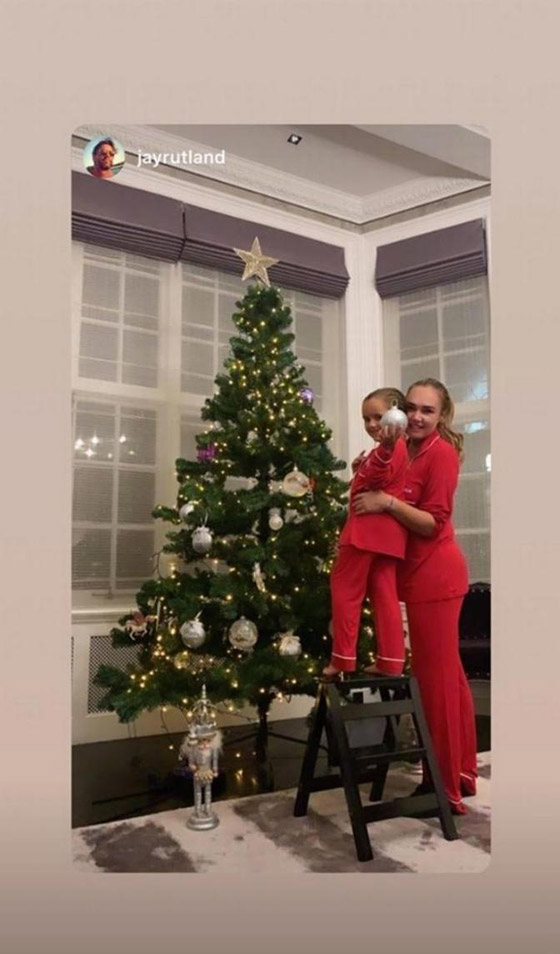 صور احتفال نجوم هوليوود بالكريسماس: هذه النجمة تحولت إلى شجرة حرفياً صورة رقم 7