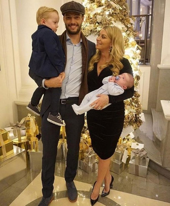 صور احتفال نجوم هوليوود بالكريسماس: هذه النجمة تحولت إلى شجرة حرفياً صورة رقم 11