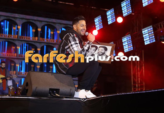 فيديو: بكاء محمد حماقي على المسرح بسبب صورة والده الراحل! صورة رقم 4