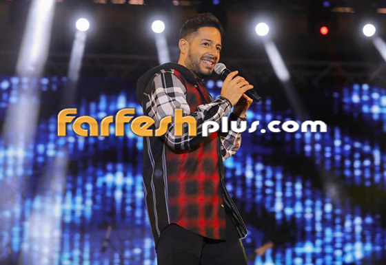 فيديو: بكاء محمد حماقي على المسرح بسبب صورة والده الراحل! صورة رقم 11