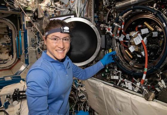 قضت أطول وقت في الفضاء الخارجي.. رائدة فضاء تدخل التاريخ! صورة رقم 3 قضت أطول وقت في الفضاء الخارجي.. رائدة فضاء تدخل التاريخ! صورة رقم 3