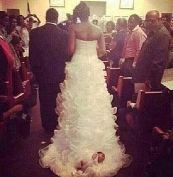 عروس أمريكية تجُر رضيعتها على ذيل فستانها طوال مراسم الزفاف! صورة رقم 1