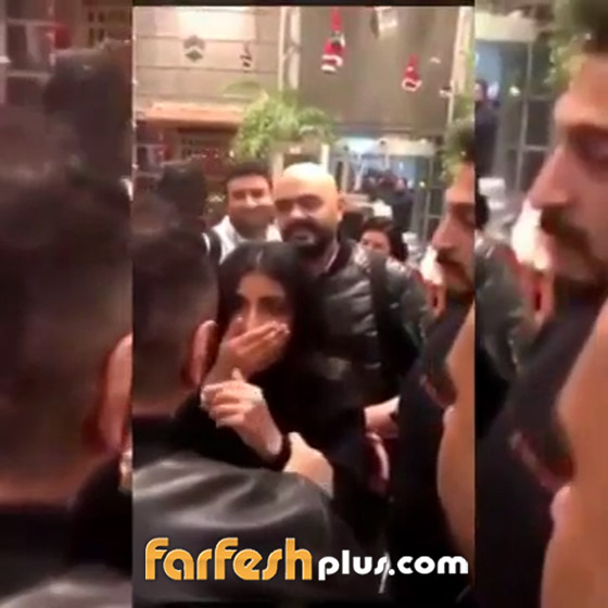 شاهدوا..ردة فعل معجبة عندما رأت تامر حسني في الكويت صورة رقم 3