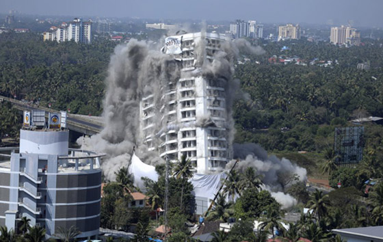 فيديو وصور: تفجير مجمعين سكنيين فاخرين في الهند بقرار من السلطة! صورة رقم 3 فيديو وصور: تفجير مجمعين سكنيين فاخرين في الهند بقرار من السلطة! صورة رقم 3