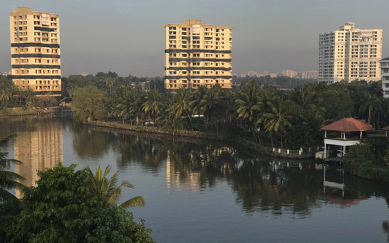 فيديو وصور: تفجير مجمعين سكنيين فاخرين في الهند بقرار من السلطة! صورة رقم 4 فيديو وصور: تفجير مجمعين سكنيين فاخرين في الهند بقرار من السلطة! صورة رقم 4