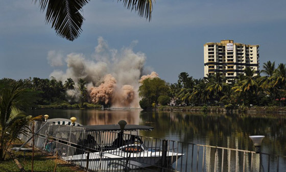 فيديو وصور: تفجير مجمعين سكنيين فاخرين في الهند بقرار من السلطة! صورة رقم 5 فيديو وصور: تفجير مجمعين سكنيين فاخرين في الهند بقرار من السلطة! صورة رقم 5