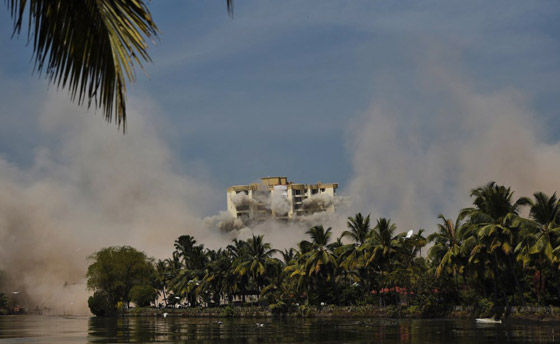 فيديو وصور: تفجير مجمعين سكنيين فاخرين في الهند بقرار من السلطة! صورة رقم 6 فيديو وصور: تفجير مجمعين سكنيين فاخرين في الهند بقرار من السلطة! صورة رقم 6