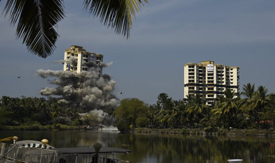 فيديو وصور: تفجير مجمعين سكنيين فاخرين في الهند بقرار من السلطة! صورة رقم 7 فيديو وصور: تفجير مجمعين سكنيين فاخرين في الهند بقرار من السلطة! صورة رقم 7