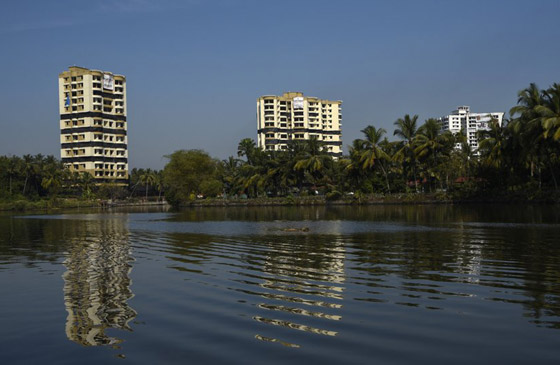 فيديو وصور: تفجير مجمعين سكنيين فاخرين في الهند بقرار من السلطة! صورة رقم 8 فيديو وصور: تفجير مجمعين سكنيين فاخرين في الهند بقرار من السلطة! صورة رقم 8