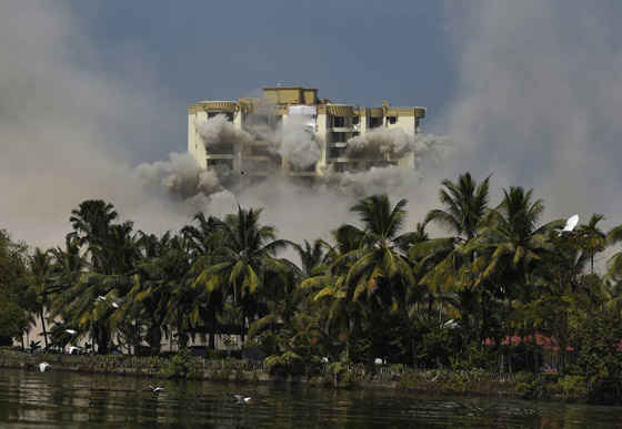 فيديو وصور: تفجير مجمعين سكنيين فاخرين في الهند بقرار من السلطة! صورة رقم 9 فيديو وصور: تفجير مجمعين سكنيين فاخرين في الهند بقرار من السلطة! صورة رقم 9