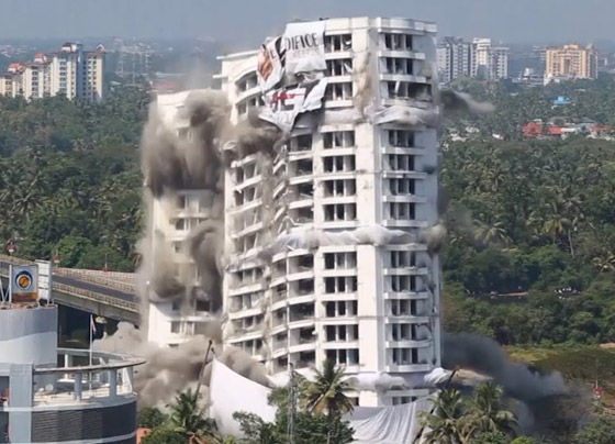 فيديو وصور: تفجير مجمعين سكنيين فاخرين في الهند بقرار من السلطة! صورة رقم 12 فيديو وصور: تفجير مجمعين سكنيين فاخرين في الهند بقرار من السلطة! صورة رقم 12