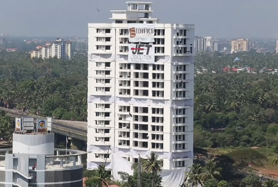 فيديو وصور: تفجير مجمعين سكنيين فاخرين في الهند بقرار من السلطة! صورة رقم 1 فيديو وصور: تفجير مجمعين سكنيين فاخرين في الهند بقرار من السلطة! صورة رقم 1