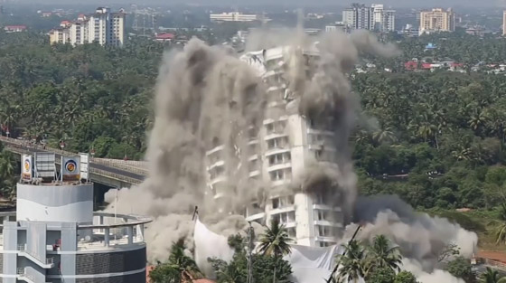 فيديو وصور: تفجير مجمعين سكنيين فاخرين في الهند بقرار من السلطة! صورة رقم 2 فيديو وصور: تفجير مجمعين سكنيين فاخرين في الهند بقرار من السلطة! صورة رقم 2