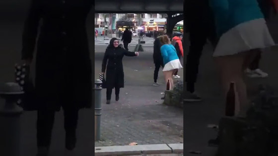 مثلي يتحرش بفتاة محجبة.. كيف كان الرد عليه - فيديو صورة رقم 3