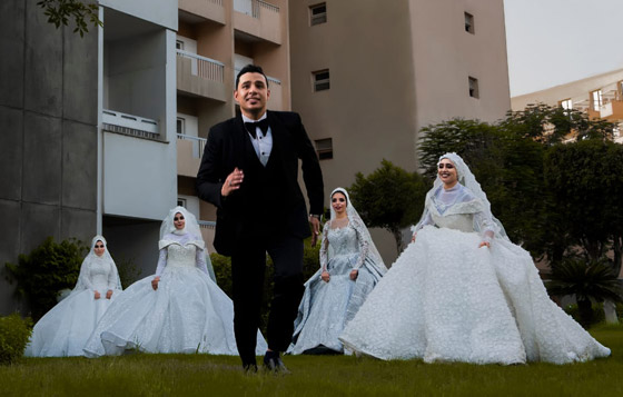 فيديو وصور: صعيدي يتزوج 4 نساء في يوم واحد ليفرح والدته! صورة رقم 1 فيديو وصور: صعيدي يتزوج 4 نساء في يوم واحد ليفرح والدته! صورة رقم 1