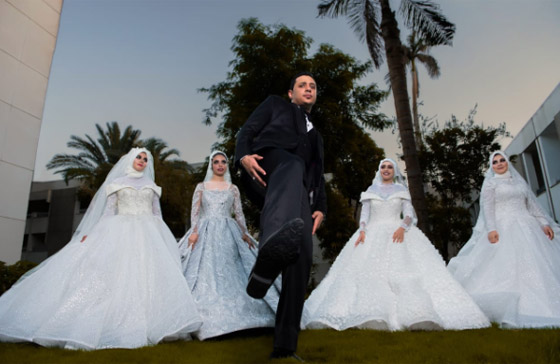 فيديو وصور: صعيدي يتزوج 4 نساء في يوم واحد ليفرح والدته! صورة رقم 3 فيديو وصور: صعيدي يتزوج 4 نساء في يوم واحد ليفرح والدته! صورة رقم 3