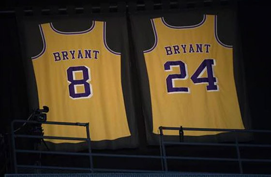 كرات وأحذية وملابس بملايين الدولارات.. أسعار مجنونة لتذكارات كوبي براينت! صورة رقم 4