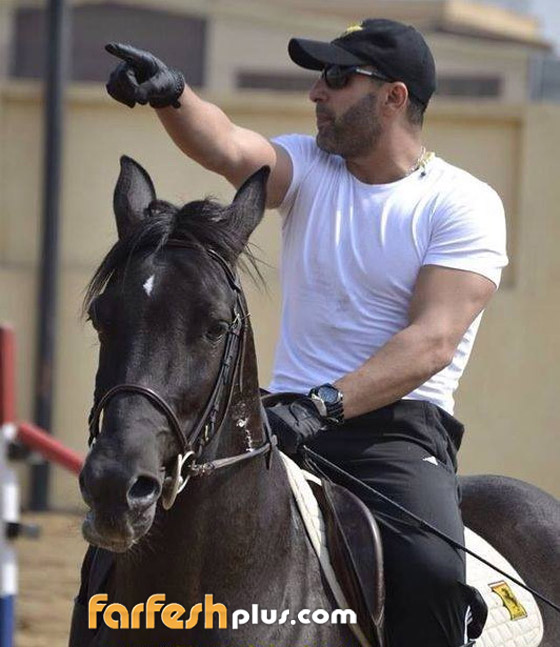 فيديو أحمد السقا يستعرض مهاراته في ركوب الخيل صورة رقم 5