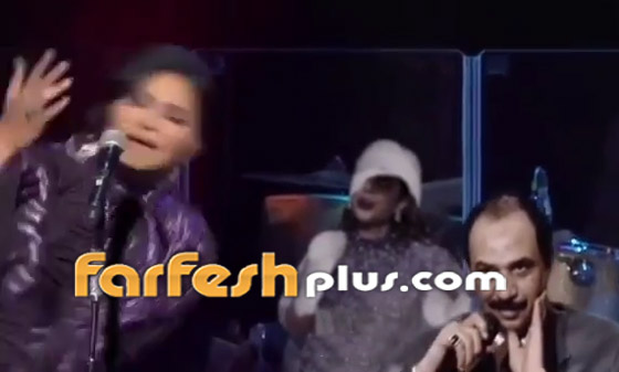 فيديو طريف: أحلام تسقط على المسرح وهي تغني (أمان) وأصالة خلفها صورة رقم 3