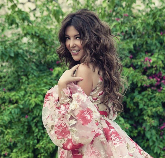 صور سميرة سعيد بإطلالات شبابية رائعة تثبت انها تصغر لا تكبر بالعمر صورة رقم 22