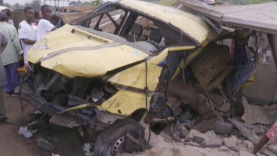 مقتل 14 شخصا وإصابة 40 بحادث اصطدام شاحنة بسيارات ودهس مارة! صورة رقم 2