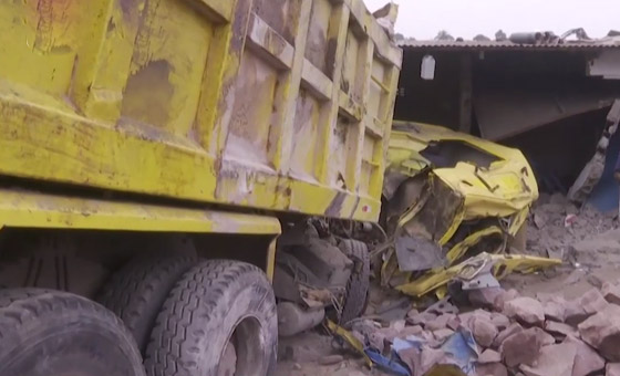 مقتل 14 شخصا وإصابة 40 بحادث اصطدام شاحنة بسيارات ودهس مارة! صورة رقم 11