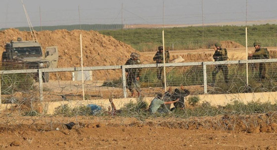 إسرائيل تقتل فلسطينيا على حدود غزة.. وتسحبه بالجرافة صورة رقم 8