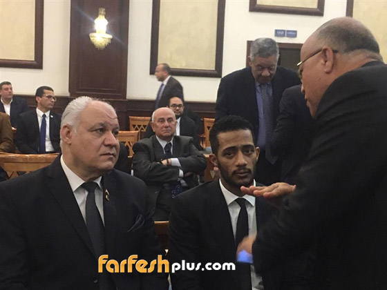 في عزاء الرئيس مبارك: خناقة حارس عمرو دياب وسيلفي محمد رمضان! بالفيديو صورة رقم 4