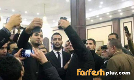 في عزاء الرئيس مبارك: خناقة حارس عمرو دياب وسيلفي محمد رمضان! بالفيديو صورة رقم 1