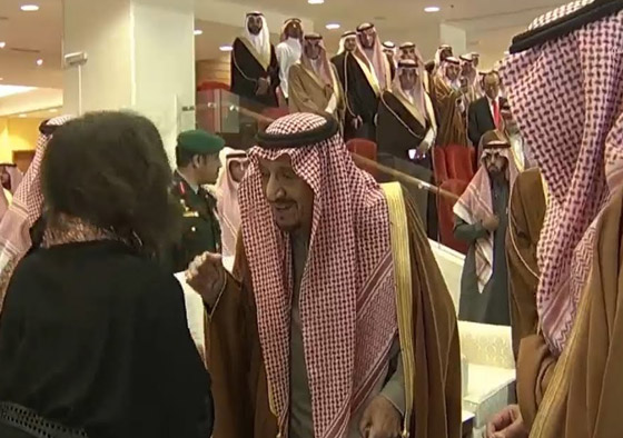 فيديو الملك سلمان يرفض بتواضع تقبيل امرأة ليده صورة رقم 1