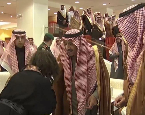 فيديو الملك سلمان يرفض بتواضع تقبيل امرأة ليده صورة رقم 2