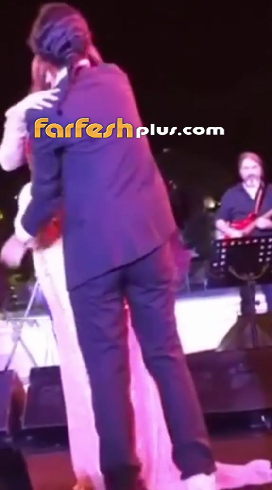 بالفيديو: معجب يقتحم المسرح ويركع أمام هيفاء وهبي طالبا يدها للزواج صورة رقم 2