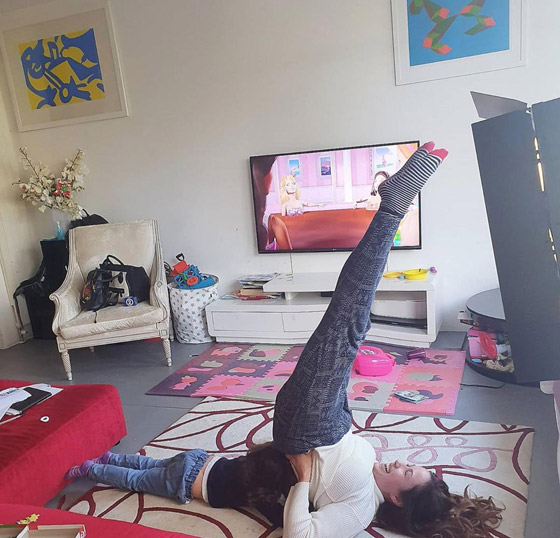 صور طريفة غريبة ومجنونة لنجمات عربيات وعالميات بعد الحجر المنزلي  صورة رقم 2