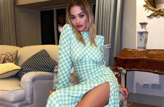 نجمة عالمية تتطوع مع هيئة الخدمات الصحية في بلادها لمواجهة كورونا صورة رقم 3